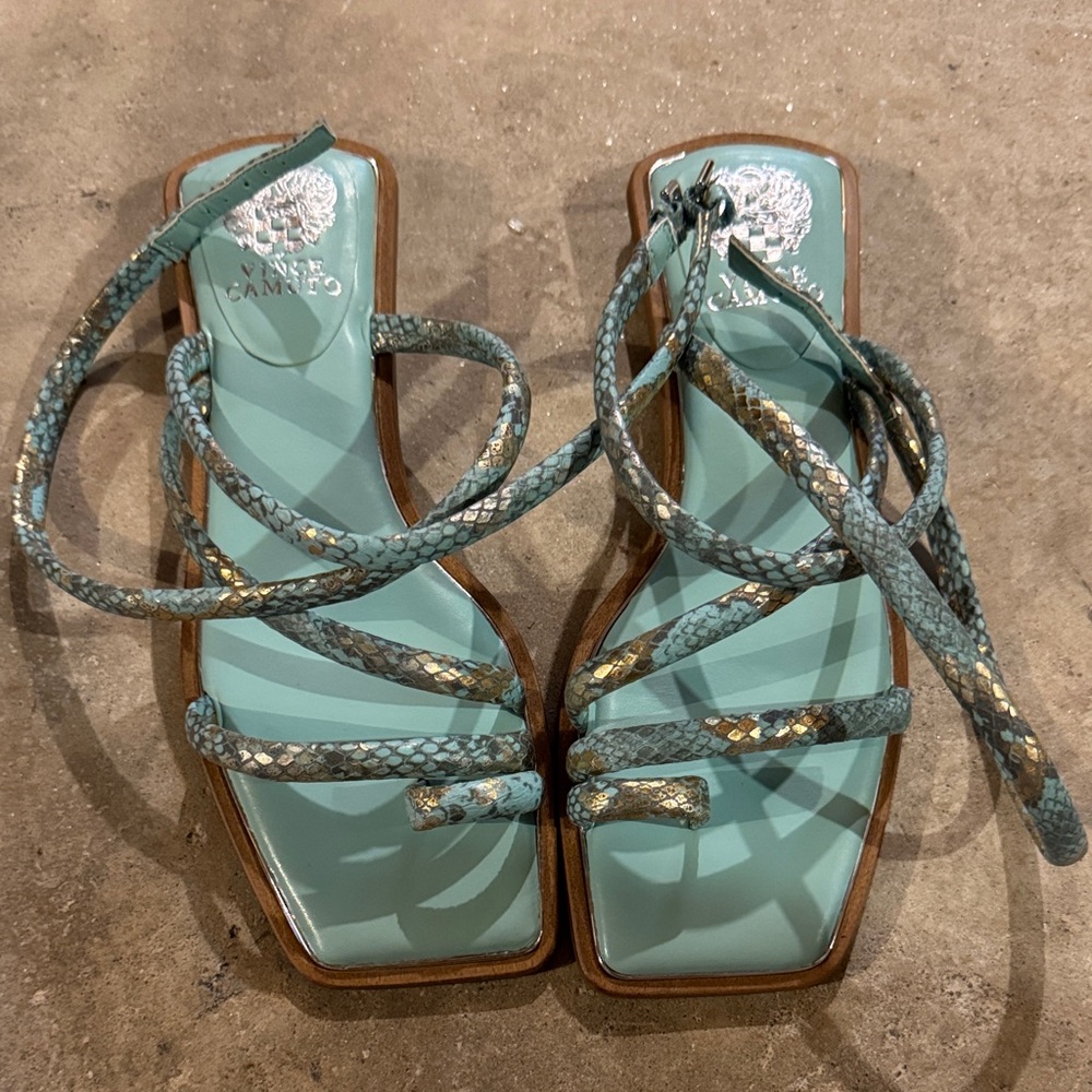 🦄🦄 VINCE CAMUTO Green Strappy Sandals